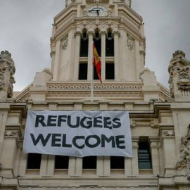 Pancarta en el Ayuntamiento de Madrid en la que se puede leer 'Refugees Welcome'.