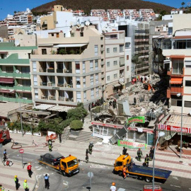 Se trata de un edificio de cinco plantas de unos treinta o cuarenta años y al tratarse de una zona turística en la que hay propietarios que no residen permanentemente no hay cálculos del número de personas que podrían estar dentro en el mom