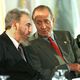 El rey Juan Carlos con Fidel Castro, en la ceremonia de apertura de la VII  Cumbre Iberoamericana, en Isla Margarita, en 1998.  AFP / Roberto Schmidt