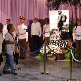 Dos ancianas despiden al fallecido líder cubano Fidel Castro durante un homenaje en la Plaza de la Revolución de La Habana (Cuba). EFE