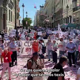 Cientos de taxistas se manifiestan contra la ley VTC: "Esa es la democracia que entiende la señora Ayuso"