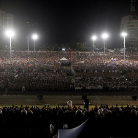 Miles de cubanos han participado participan en el acto celebrado para despedir al fallecido líder cubano Fidel Castro, en la Plaza de la Revolución de La Habana, Cuba. EFE/Ernesto Mastrascusa