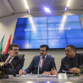 El director del departamento de estudios energéticos de la OPEP, Mohamed Hamel (i), el presidente de turno de la OPEP y ministro qatarí de Energía, Mohamed bin Saleh al Sadaque (c), y el secretario general de la OPEP, Mohammad Barkindo, en 