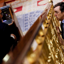 El portavoz parlamentario socialista, Antonio Hernando, conversa con el portavoz parlamentario del PP, Rafael Hernando, durante la sesión de control al Gobierno en el Congreso de los Diputados. EFE/Sergio Barrenechea