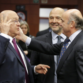 El comisario europeo de Asuntos Económicos, Pierre Moscovici, en el centro, con el ministro de Economía, Luis de Guindos, y su colega francés de Finanzas, Michel Sapin, al inicio de la reunión del Eurogrupo en Bruselas (Bélgica). EFE/Olivie