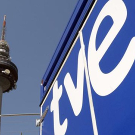 Logotipo de TVE frente a Torre España, Madrid.