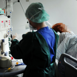 Una enfermera atiende a un paciente en un centro médico de Hamburgo. - AFP