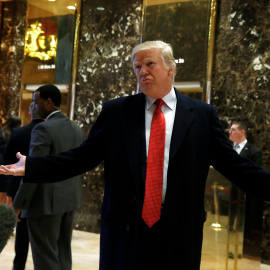 El presidente electo de EEUU, Donald Trump, hace unas declaraciones a los periodistas en el vestíbulo de la Trump Tower, en Manhattan (Nueva York), donde reside. REUTERS/Brendan McDermid