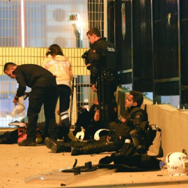 Un grupo de policías turcos, junto al estadio del Besiktas donde se produjo un doble atentado. REUTERS