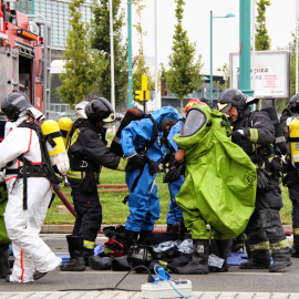 Simulacro de accidente en Zaragoza realizado por equipos de bomberos y de protección civil. EFE