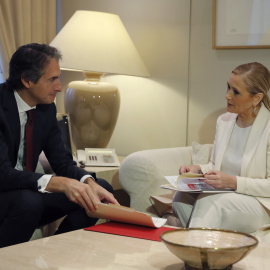 El ministro de Fomento, Íñigo de la Serna, con la presidenta de la Comunidad de Madrid, Cristina Cifuentes. EFE/Ballesteros