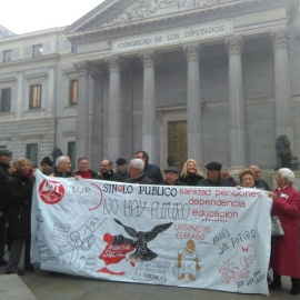 Jubilados protestan ante las puertas del Congreso por las pensiones / EUROPA PRESS