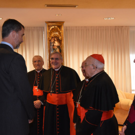 El rey Felipe VI con varios miembros de la Conferencia Episcopal, en la visita que realizó el pasado noviembre.