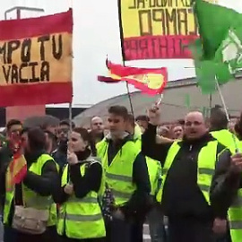 Decenas de agricultores protestan a las puertas del Ministerio antes de su reunión con Planas