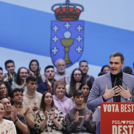 Sánchez carga contra la hipocresía de Feijóo: "Por la mañana negocia amnistía  y por la tarde se manifiesta contra los independentistas"