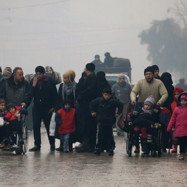 Un grupo de personas huye del este de Alepo. REUTERS