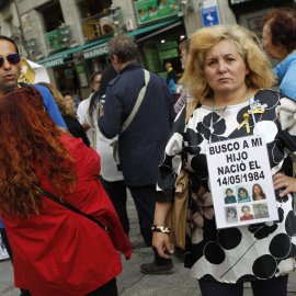 Familiares de bebés robados se concentran en la Puerta del Sol de Madrid.- EFE