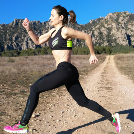 Sandra Corcuera corriendo hacia atrás, con la sierra de fondo.