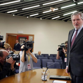 El portavoz del Gobierno, Íñigo Méndez de Vigo, a su llegada a la rueda de prensa que ha ofrecido hoy tras la reunión del Consejo de Ministros. EFE/Angel Díaz