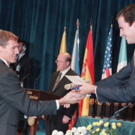 Alberto Juzdado al recibir el Premio Príncipe de Asturias de don Felipe en 1997.