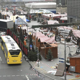 Imagen de los daños materiales causados después de que un camión arrollase ayer a los visitantes de un mercadillo navideño en el centro de Berlín / EFE