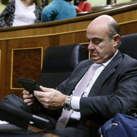 El ministro de Economía, Luis de Guindos, en el pleno del Congreso que aprobó el techo de gasto para los Presupuestos de 2017. EFE/Zipi