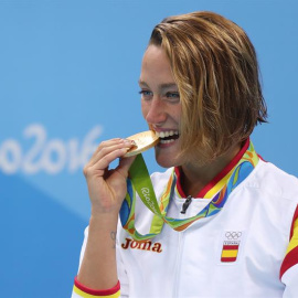 Mireia Belmonte muerde la medalla de oro lograda en los 200 mariposa de Río 2016. /REUTERS