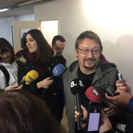 Xavier Domènech atén els mitjans després de la reunió. PÚBLIC