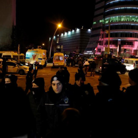 La policía establece un cordón policial en el lugar donde el embajador ruso en Turquía, Andréi Karlov ha sido tiroteado cuando visitaba una exposición de fotografía en Ankara, Turquía. Karlov, murió hoy tras resultar herido de bala en un at