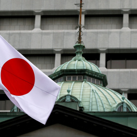 La bandera de Japón en lo alto del edificio del Banco de Japón (BoJ, en sus siglas en inglés), en Tokio. REUTERS/Toru Hanai/File Photo