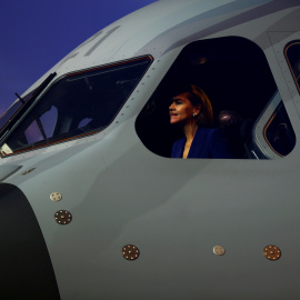 La ministra de defensa en la cabina del avión de transporte militar Airbus A400M, en su presentación en la factoría de Sevilla. REUTERS/Marcelo del Pozo