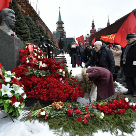 Miembros del Partido Comunista ruso durante un homenaje por el 63 aniversario de la muerte de Joseph Stalin. - AFP