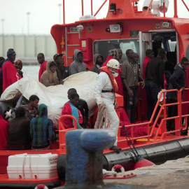 Un grupo de inmigrantes son trasladados por la Cruz Roja al puerto de Málaga el pasado día 3. /REUTERS