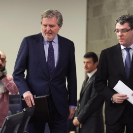 El portavoz del Ejecutivo, Iñigo Méndez de Vigo, acompañado del ministro de Energía, Álvaro Nadal, durante la rueda de prensa ofrecida tras la reunión del Consejo de Ministros en la que se ha aprobado el real decreto ley con el nuevo modelo