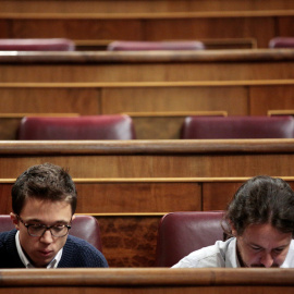 Iñigo Errejón y Pablo Iglesias, en sus escaños en el Congreso de los Diputados. REUTERS