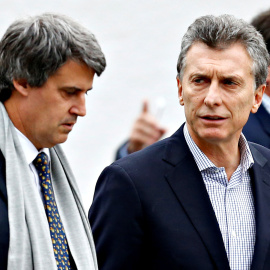 El destituido ministros de Hacienda y Finanzas Públicas de Argentina, Alfonso Prat-Gay, junto al presidente Mauricio Macri, en una imagen de archivo.- REUTERS/Enrique Marcarian