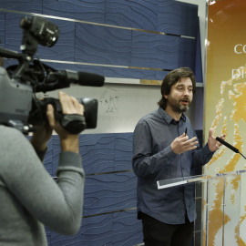 El responsable de Relaciones con la Sociedad Civil de Podemos, Rafael Mayoral, durante la rueda de prensa que ha ofrecido en el Congreso de los Diputados para responder al balance del año que ha hecho el presidente del Gobierno, Mariano Raj