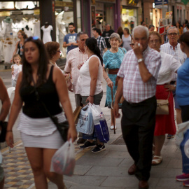 Varias personas con las bolsas de sus compras en el centro de la localidad malagueña de Ronda. REUTERS