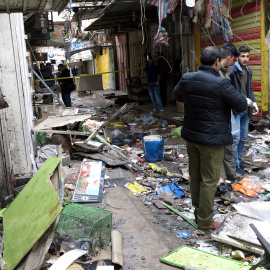 Agentes de seguridad revisan el mercado donde estalló una de las bombas, en el centro de Bagdad.  REUTERS/Ali al-Mashhadani