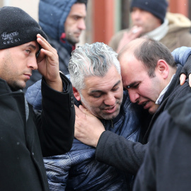 Los familiares de las víctimas se lamentan frente al instituto de medicina forense después del atentado de Estambul. EFE / EPA / TOLGA BOZOGLU