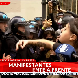 El discurso de una manifestante hace llorar a un policía en la Argentina de Milei: "El pueblo te respalda"