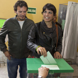 Teresa Rodríguez y José María González votan en las elecciones autonómicas andaluzas de 2015. EFE