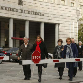 Representantes de la asociación de familiares de las víctimas del accidente del Yakolev 42, a su salida hoy del ministerio de Defensa, donde han mantenido una reunión con la ministra María Dolores de Cospedal. EFE/Kiko Huesca