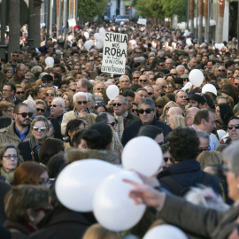 Miles de onubenses se manifiestan por las calles de Huelva para reclamar a la Junta de Andalucía una "sanidad digna" para la provincia.EFE