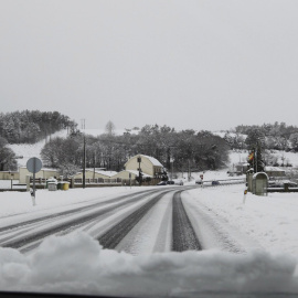 Galicia se encuentra en situación de alerta este fin de semana dominada por el frío polar ante el aviso de nieve, que podría ser de hasta 20 centímetros en zonas montañosas. En la imagen, la N-525 a su paso por Lalín. EFE/Seixas