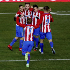 El centrocampsita argentino del Atlético de Madrid, Nico Gaitán (2ºd), celebra con sus compañeros tras marcar el primer gol ante el Real Betis, durante el partido de la decimoctava jornada de Liga que disputan en el estadio Vicente Calderón