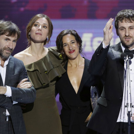 El director Raúl Arévalo, acompañado por los actores Antonio de la Torre y Ruth Díaz, tas recibir el premio al mejor Largometraje de Ficción y Animación, por la película 'Tarde para la ira'. EFE