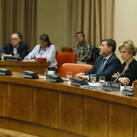 La ministra de Defensa, María Dolores de Cospedal (2d), comparece a petición propia en el Congreso, para informar del dictamen del Consejo de Estado sobre el accidente del Yakolev 42, ocurrido en Turquía en 2003 y que costó la vida a 62 mil