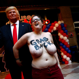 La activista del grupo feminista Femen, con el pecho descubierto, que ha protagonizado una protesta, en Madrid, ante la figura en cera de Donald Trump, presidente electo de EEUU. REUTERS/Susana Vera