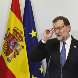 El presidente del Gobierno, Mariano Rajoy, durante la rueda de prensa ofrecida al término de la VI Conferencia de Presidentes Autonómicos celebrada hoy en el Salón de Pasos Perdidos del Senado. EFE/Javier Lizon